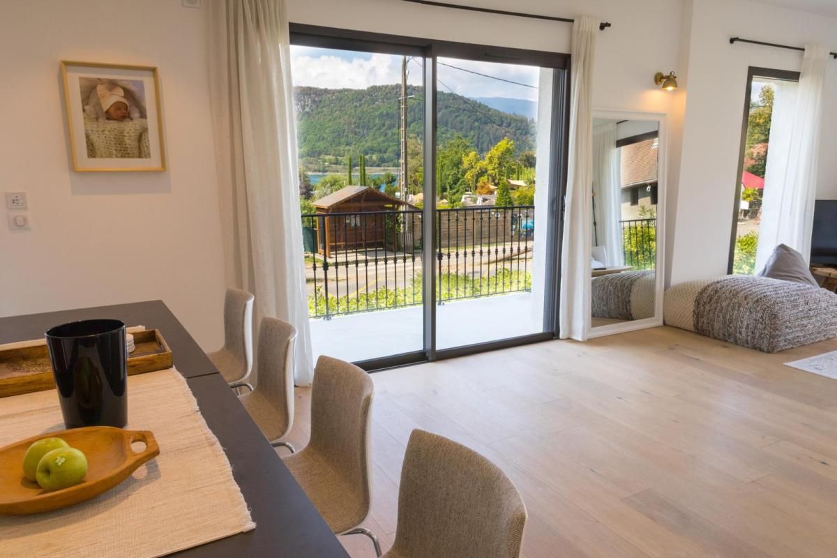TALLOIRES Angon, spacieux appartement à Louer . Vue Lac, 122m² avec jardin, Ambiance Village 4