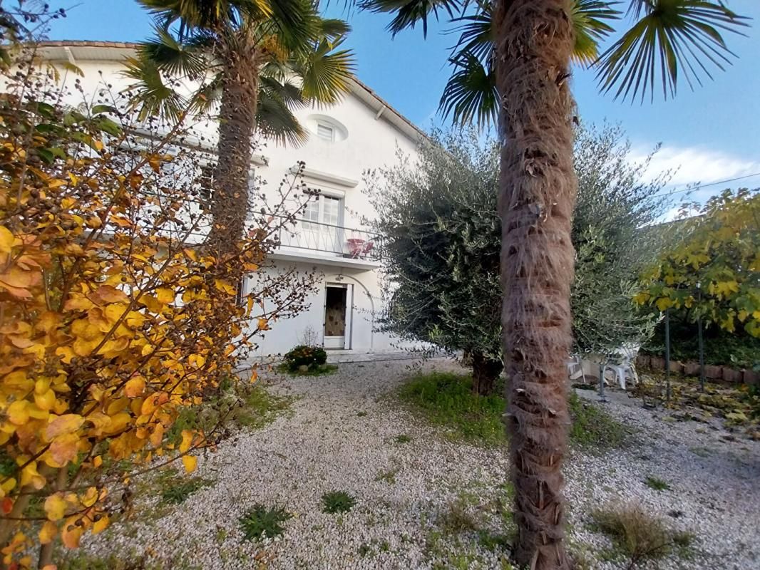 SAINTES Saintes 17100  Maison plain pied 5 pièces 93.5 m2 + jardin , garage et cave 175 000 2