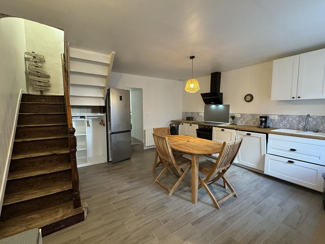 PLEUBIAN Le charme d'une maison de bourg rénovée, vendue entièrement meublée , Pleubian 22610 2