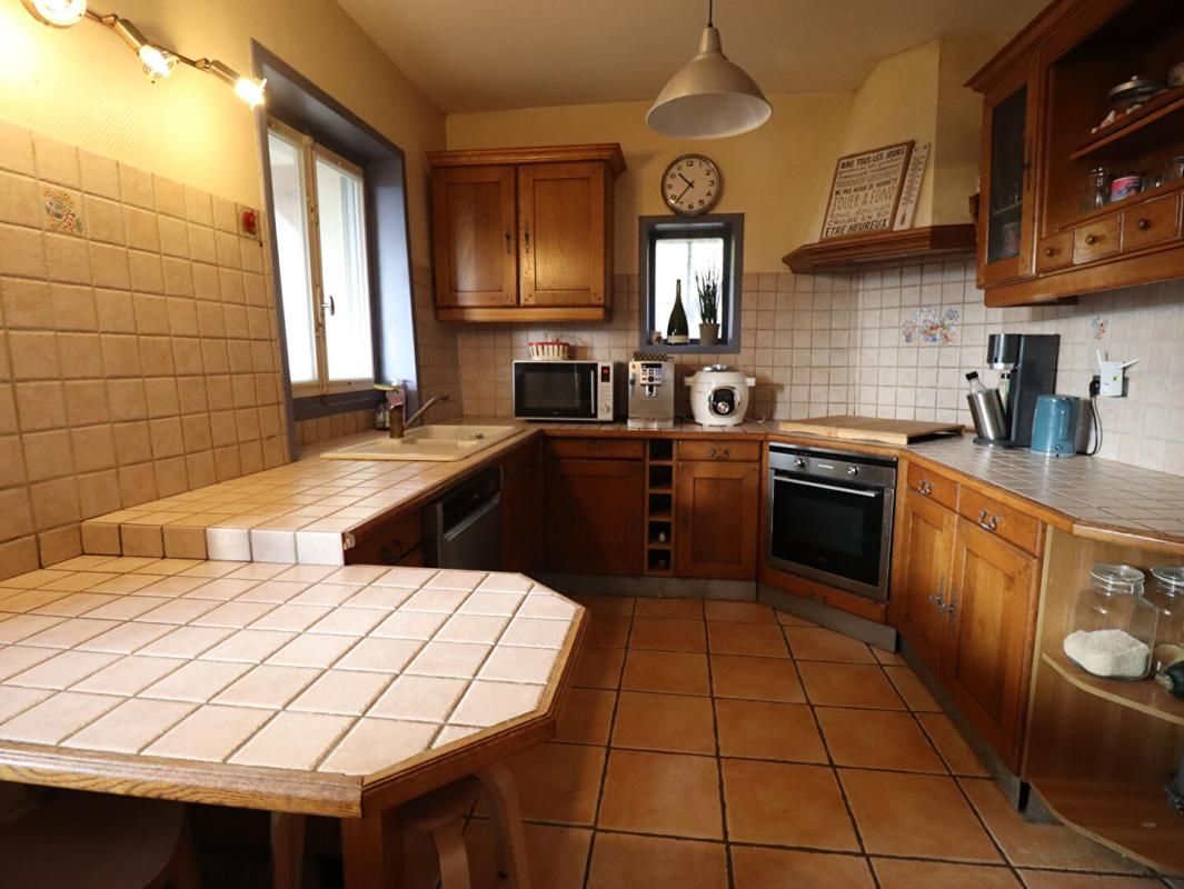 CHAPTUZAT Maison Chaptuzat 5 pièce(s) 120 m2 environs + 4ha de terrain avec source 3