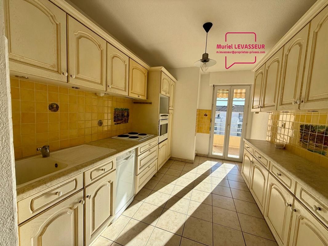 SIX-FOURS-LES-PLAGES Appartement T4 dernier étage avec ascenseur + garage 2