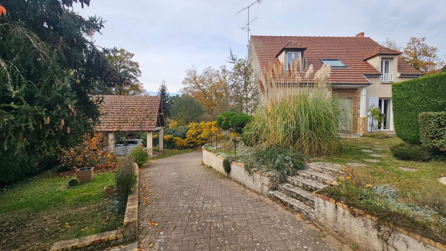 HOUDAN Exclusivité / Houdan 14 mn / Maison familiale avec sous-sol / 4 chambres 2