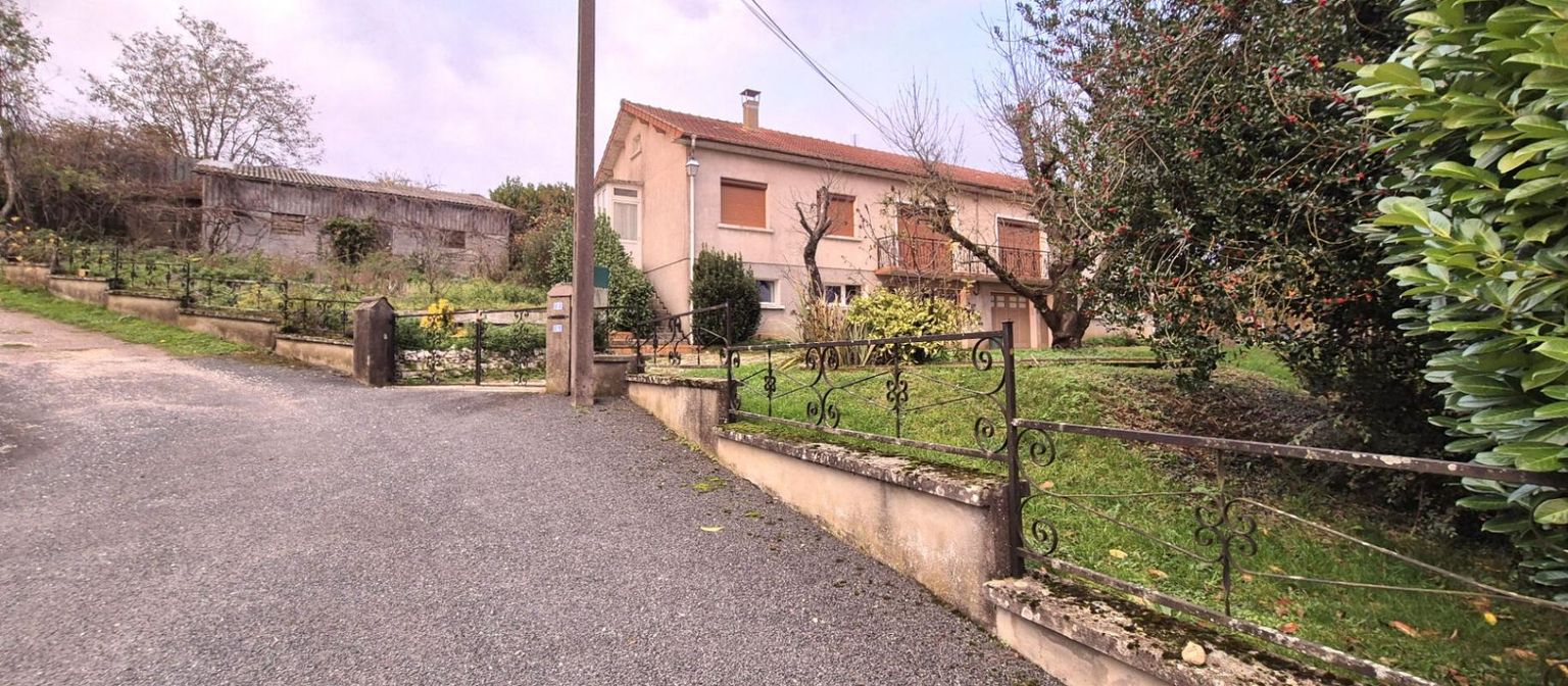 WASSY Belle Propriété d'Agrément et sa Maison Individuelle de 164 m² sur Sous-sol complet et Véranda à Rénover avec Cour, Garages, Caves, Dépendances et Terrain clos et paysager de 10192 m² 2