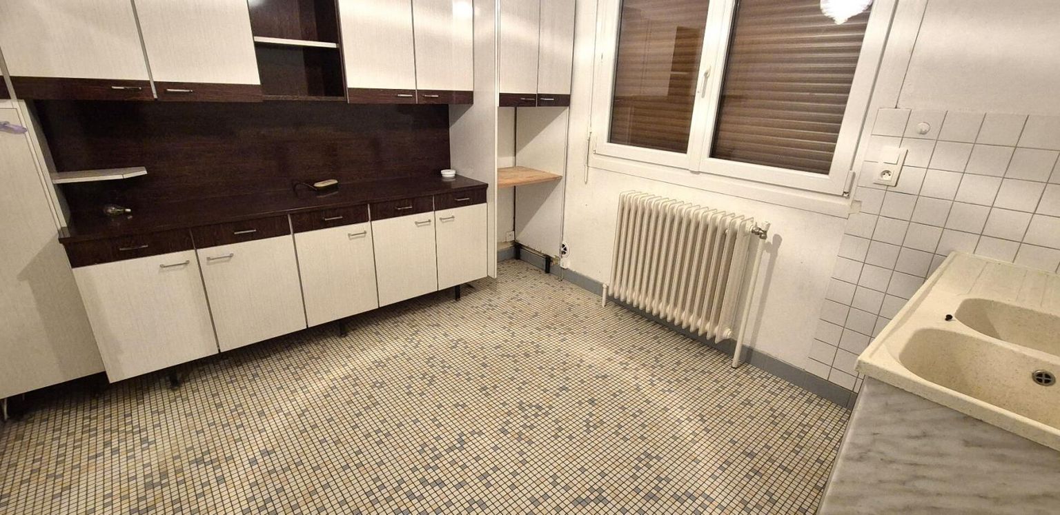 WASSY Belle Propriété d'Agrément et sa Maison Individuelle de 164 m² sur Sous-sol complet et Véranda à Rénover avec Cour, Garages, Caves, Dépendances et Terrain clos et paysager de 10192 m² 3