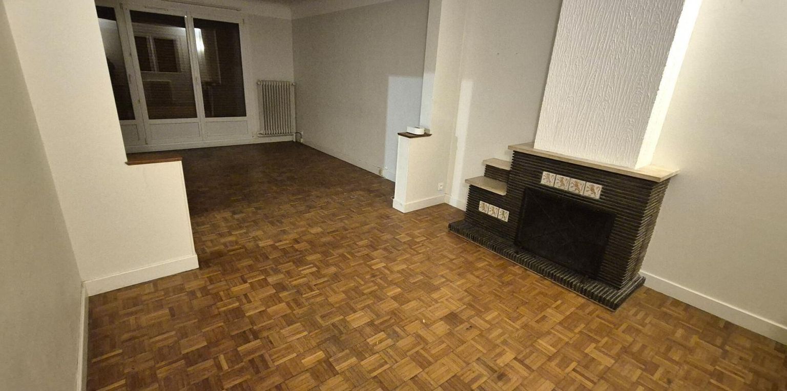 WASSY Belle Propriété d'Agrément et sa Maison Individuelle de 164 m² sur Sous-sol complet et Véranda à Rénover avec Cour, Garages, Caves, Dépendances et Terrain clos et paysager de 10192 m² 4