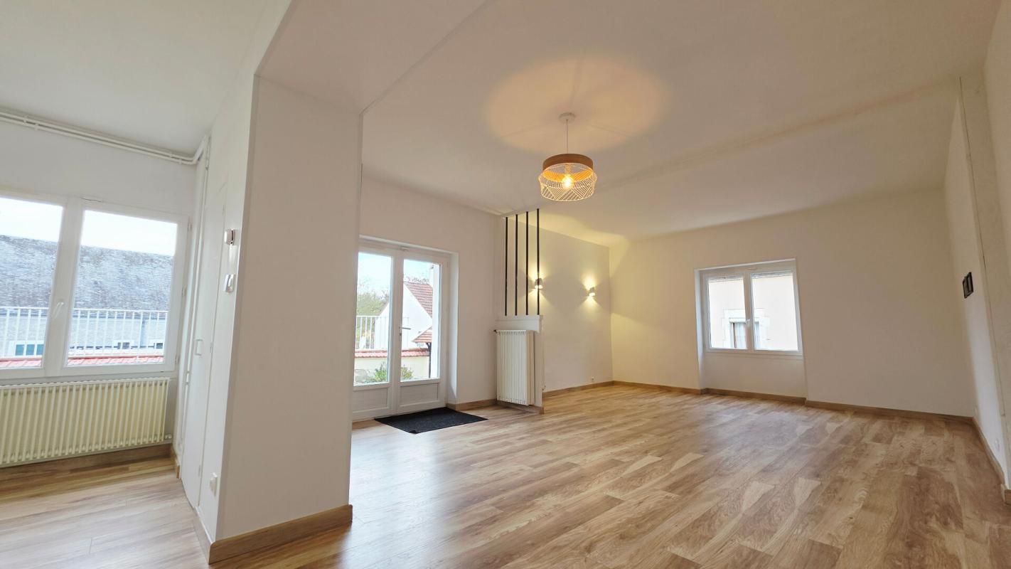 MEHUN-SUR-YEVRE MEHUN SUR YEVRE MAISON RENOVEE 3 PIECES 91.6M² GARAGE 2