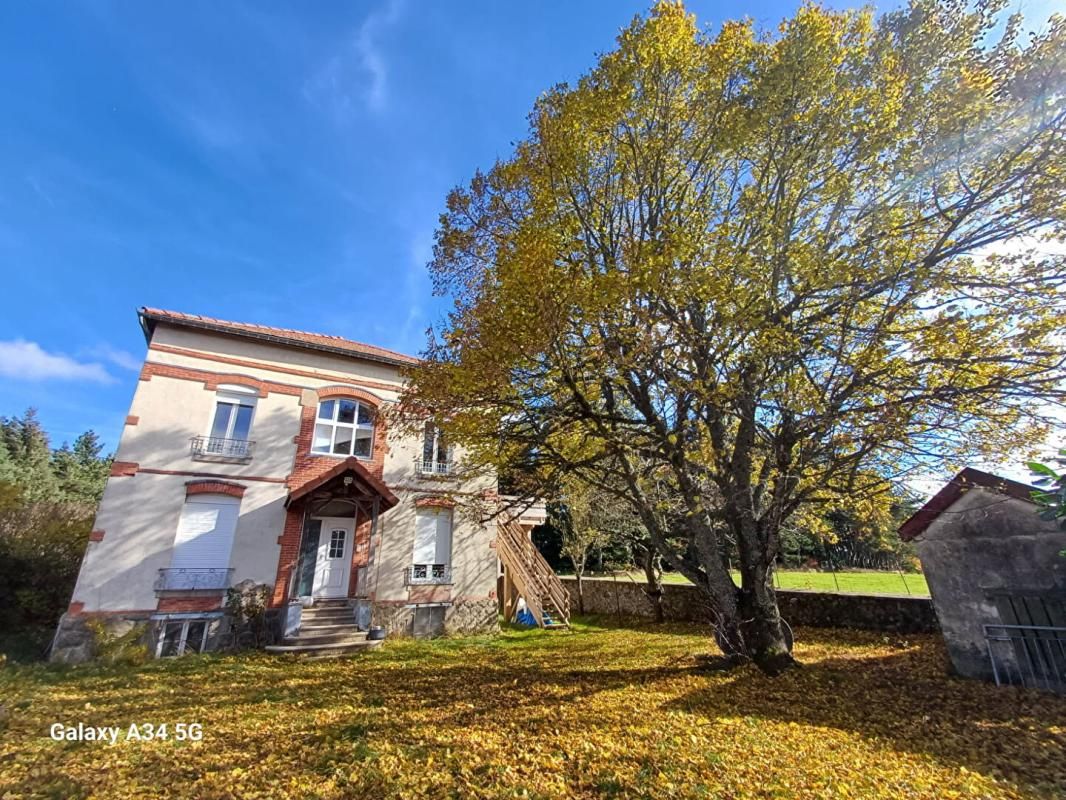 SAINT-AGREVE Maison 8 pièces avec 2 garages 2