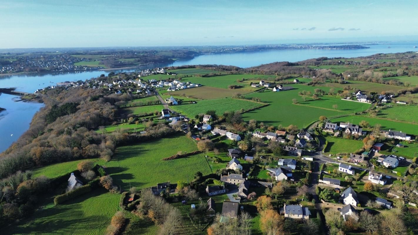 PLOUEZOC'H Deux maisons, dépendances et gîtes terrain 2,6 Ha proche de la mer 2