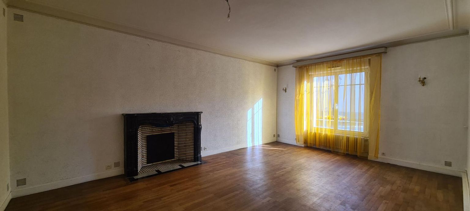 LA CHAPELLE-HEULIN Maison La Chapelle Heulin Centre 9 P . 5 Chs . 216 M² . T 565 M² . Dépendances . Caves 3