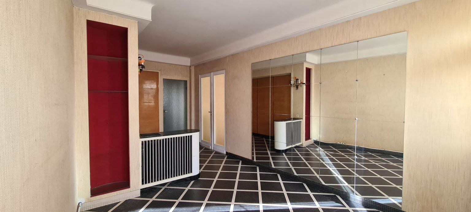 LA CHAPELLE-HEULIN Maison La Chapelle Heulin Centre 9 P . 5 Chs . 216 M² . T 565 M² . Dépendances . Caves 4