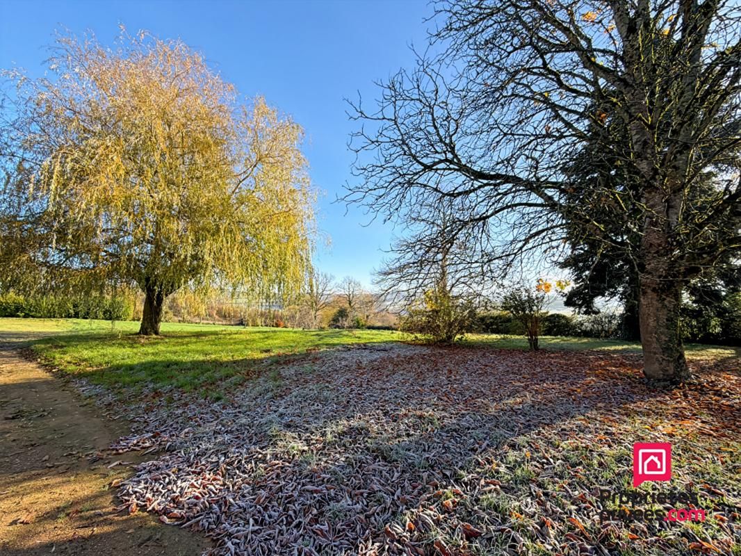 QUARRE-LES-TOMBES Corps de ferme Quarre Les Tombes 7 pièce(s) 206 m2 4