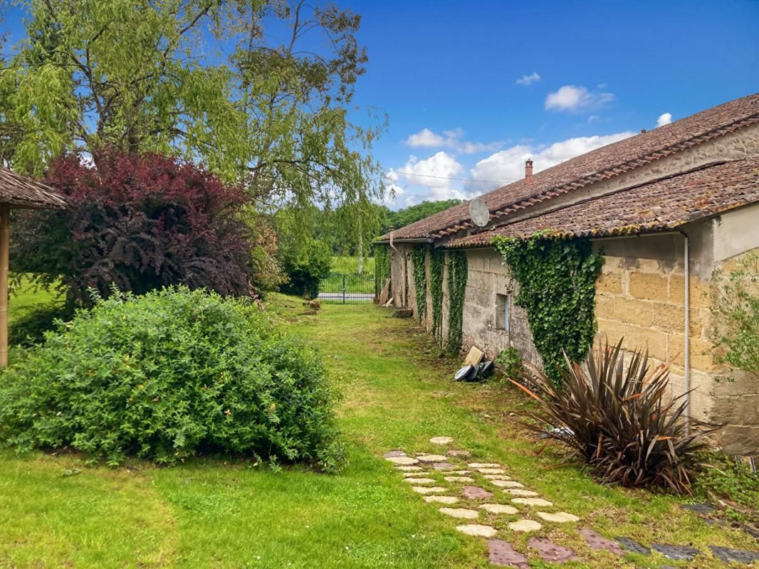 BLESIGNAC Belle maison en pierre avec jardin paysager proche Créon 2