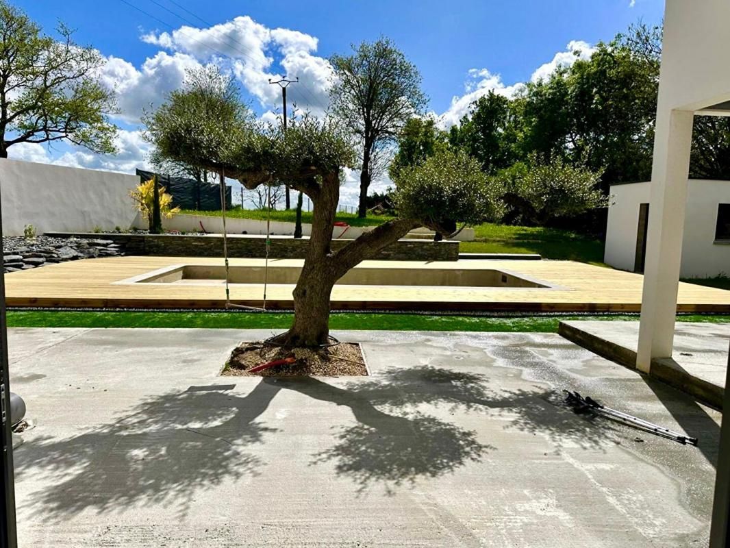 BRIOLLAY Villa 7 pièce(s) 277 m2 2