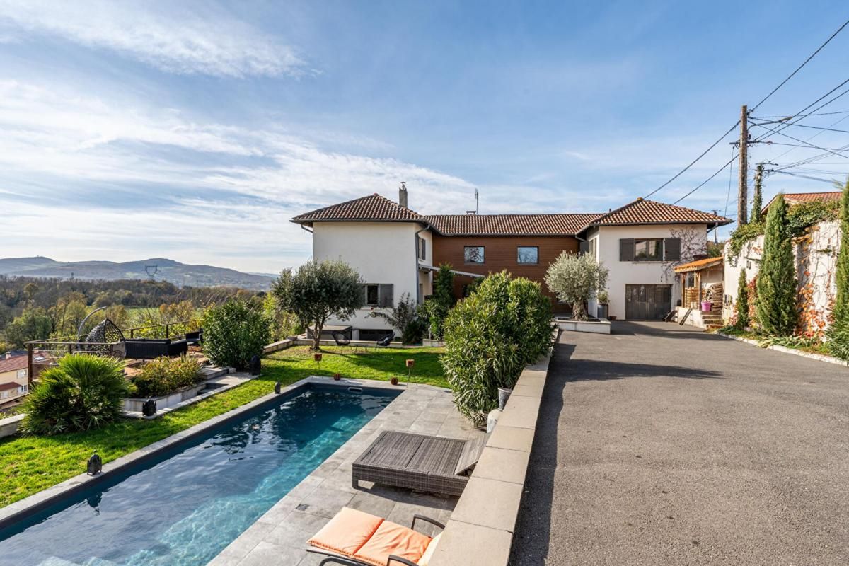 MASSIEUX Jolie maison de 200m² habitables avec un beau jardin clos et arboré + garage et sous-sol 1