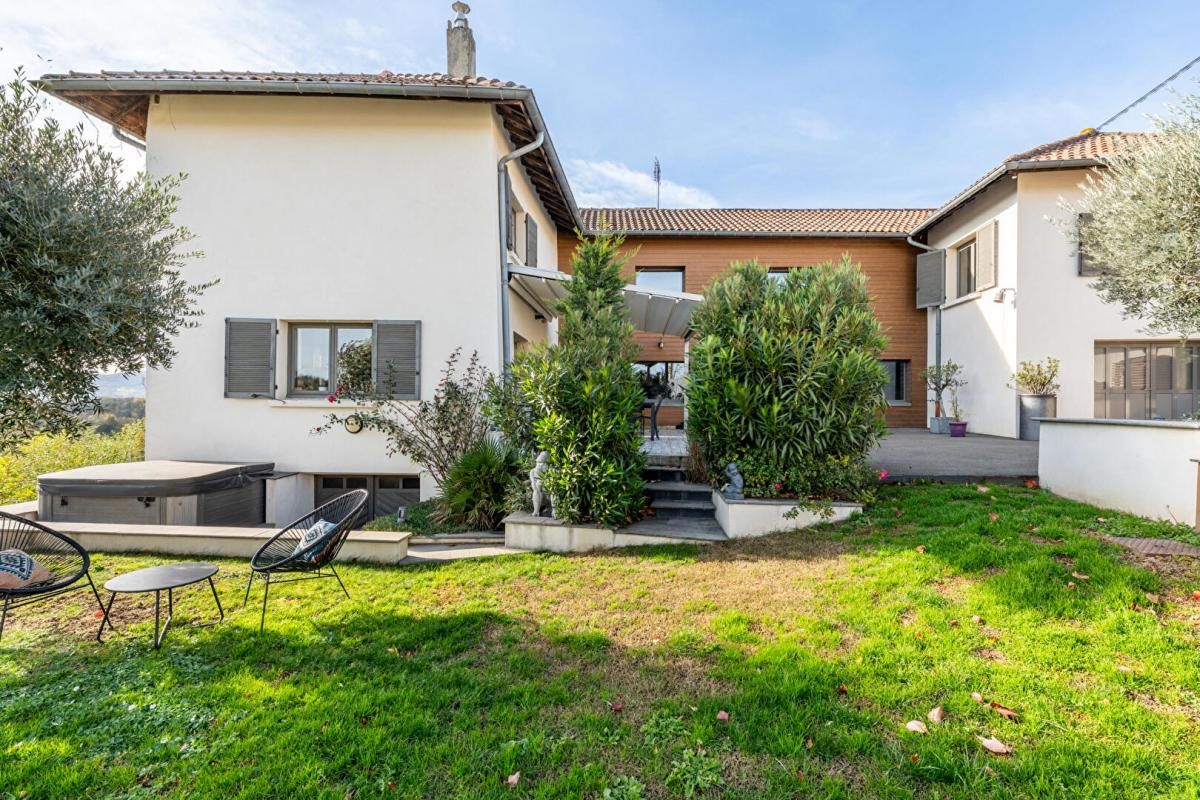 MASSIEUX Jolie maison de 200m² habitables avec un beau jardin clos et arboré + garage et sous-sol 3