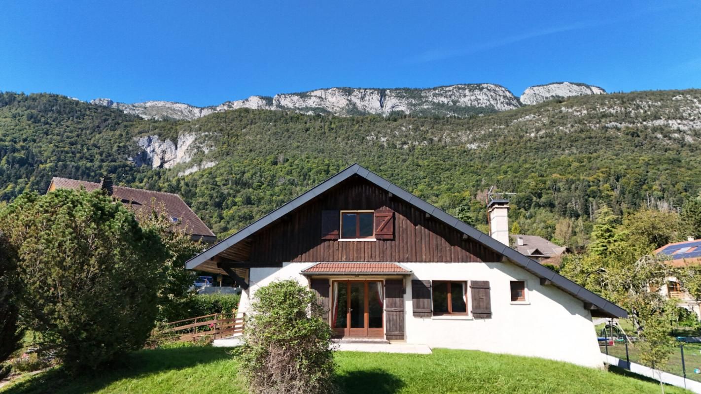 LATHUILE Maison indépendante avec 3 chambres, terrasse, garages et jardin 2
