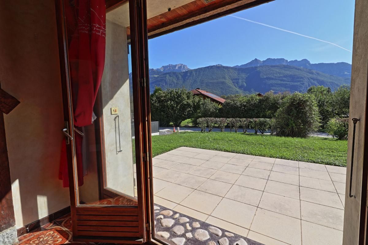 LATHUILE Maison indépendante avec 3 chambres, terrasse, garages et jardin 4