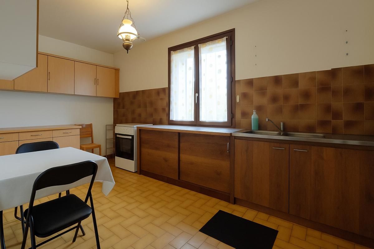 AVAILLES-LIMOUZINE maison sur sous sol terrain arboré 4