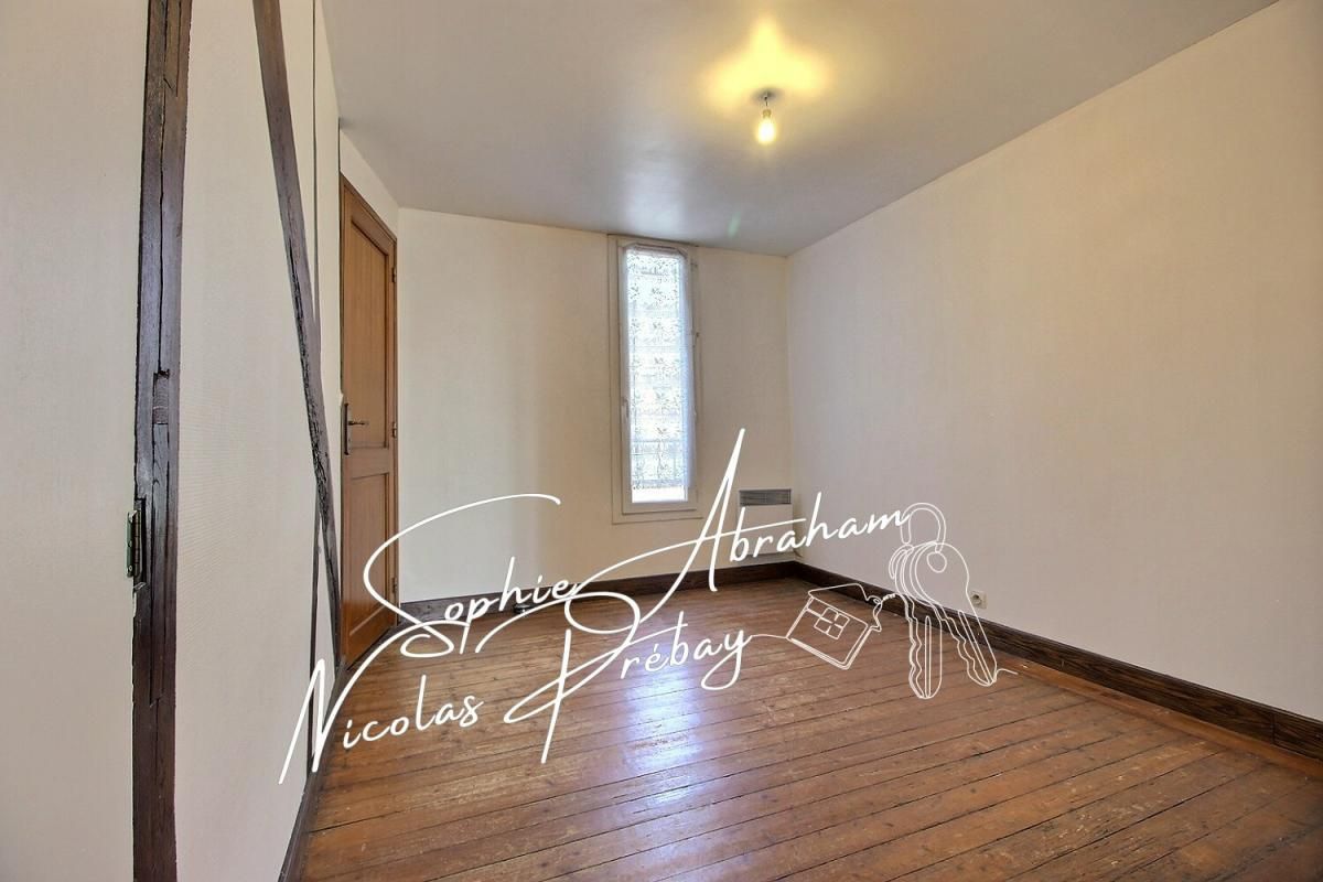 ANGERVILLE Maison atypique avec cour et cave de 4 pièces, 2 grandes chambres, bureau 4