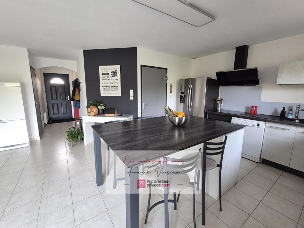 LES HERBIERS A VENDRE en Exclusivité aux Herbiers, proximité St Paul en Pareds, maison avec 2 chambres et 1 bureau sur une parcelle de 426 m2 3