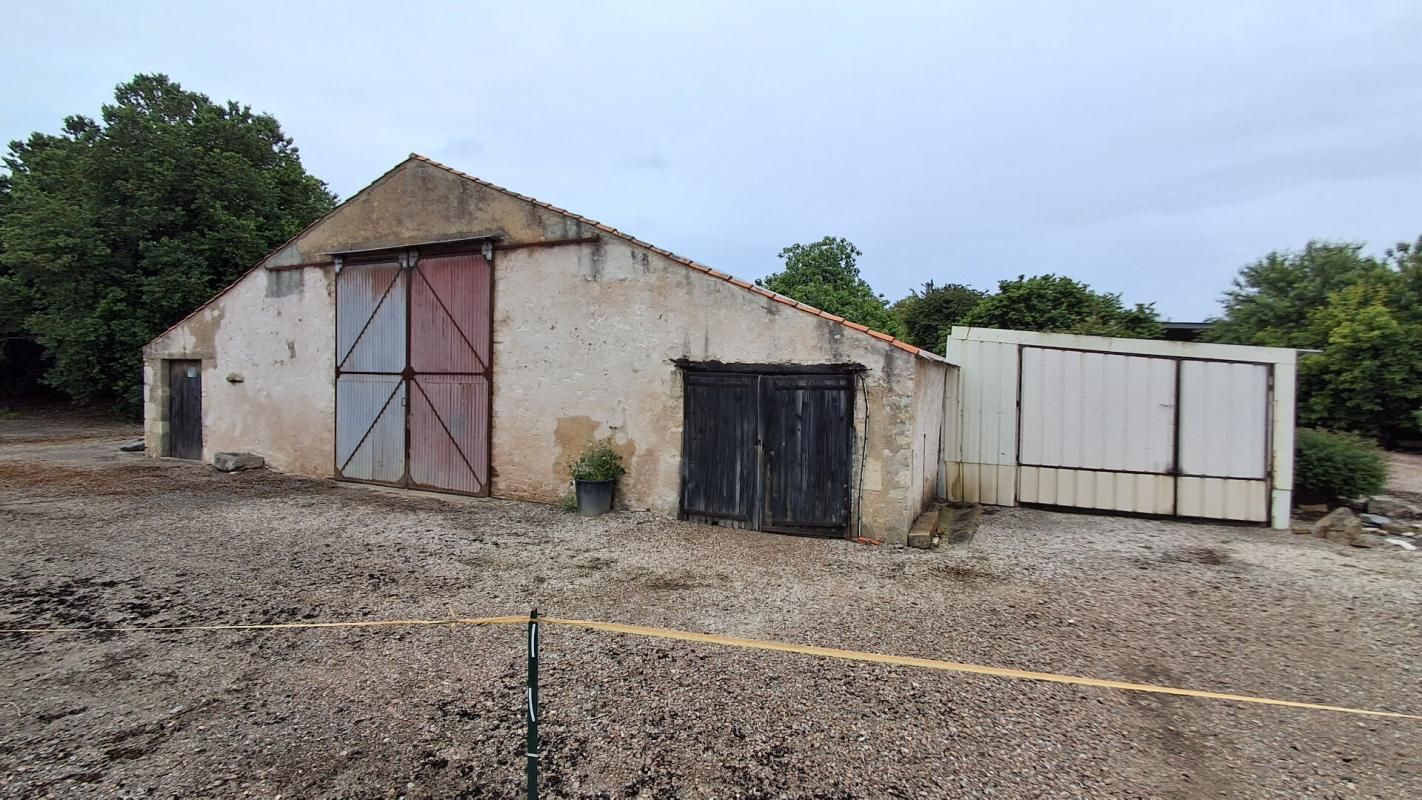 SAINT-VINCENT-SUR-JARD Ensemble immobilier : Maison + grange + 5 hangars + 2 terrains constructibles + dépendances 2