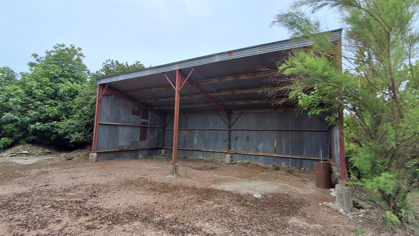 SAINT-VINCENT-SUR-JARD Ensemble immobilier : Maison + grange + 5 hangars + 2 terrains constructibles + dépendances 4