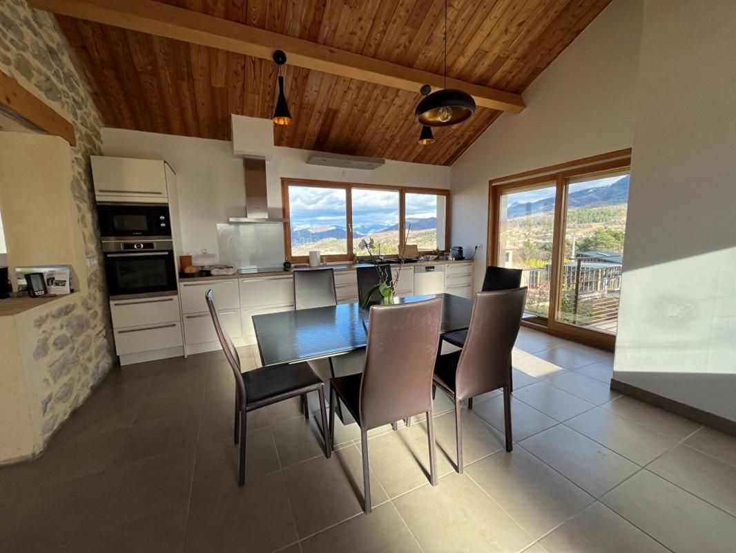 DIGNE-LES-BAINS Maison rénovée en position dominante 4