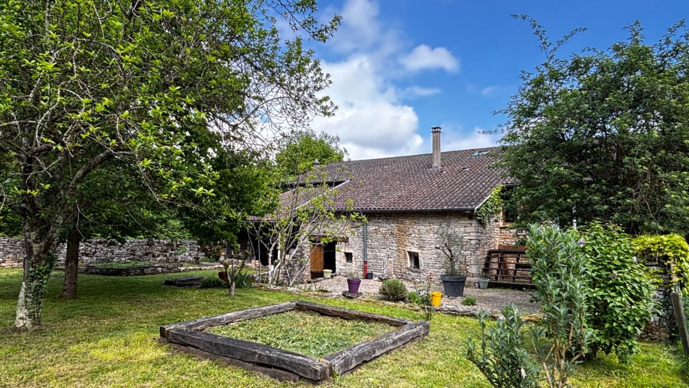 Maison en pierre,  Uchizy, 152 m2 avec beau terrain arboré et dépendances