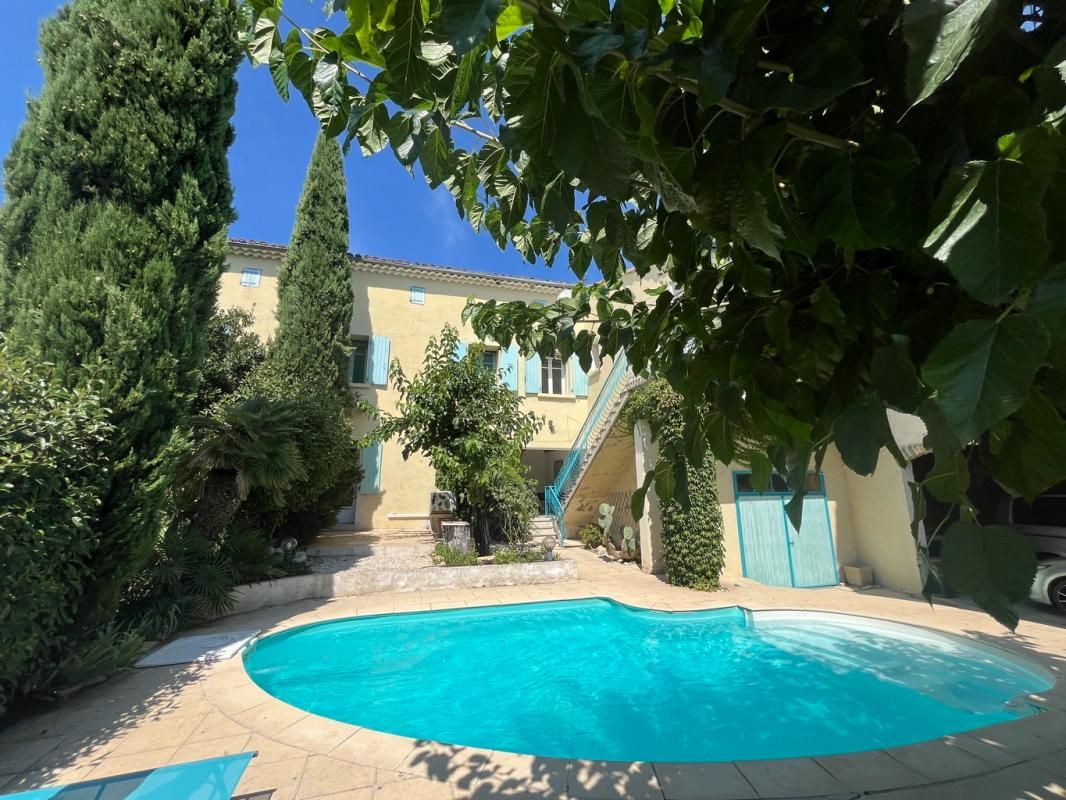 UZES Maison Uzes 10 pièce(s) 210 m2 1