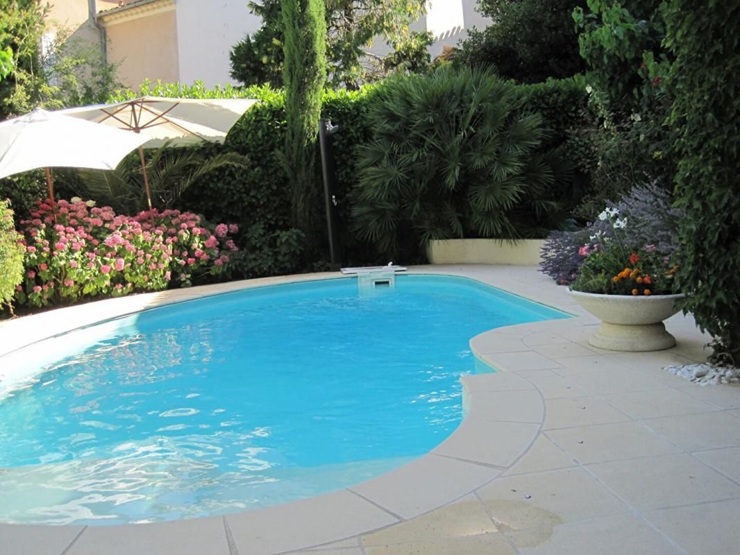 UZES Maison Uzes 10 pièce(s) 210 m2 2