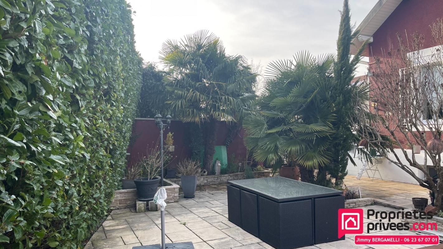 AMBILLY Maison 2 logements réunissables, piscine & garages très proche de la frontière 3