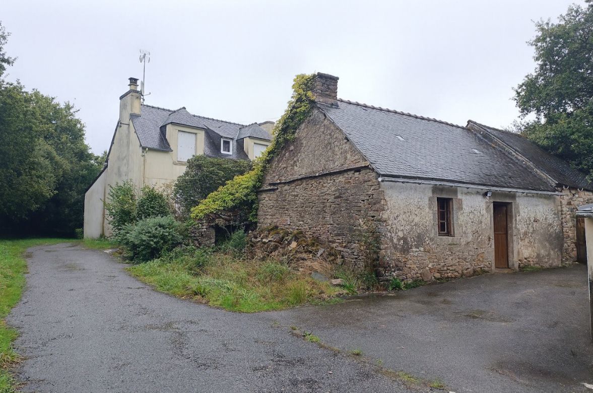 LAZ 29520 Laz maison sans voisin, autonome en eau, bois de 1 ha , vie de plain pied, dépendances 1