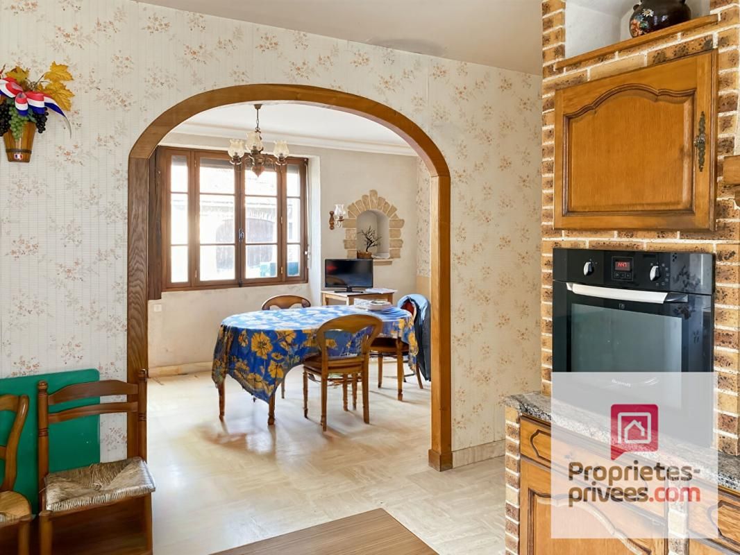 EPOISSES Exclusif !! VIEUX-CHATEAU à vendre deux maisons à rénover avec grand terrain et double cour , et dépendances 4