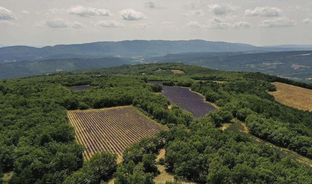 VACHERES MAISON AVEC STUDIO INDEPENDANT NEUF,  PISCINE TERRAIN 6000 M² 3