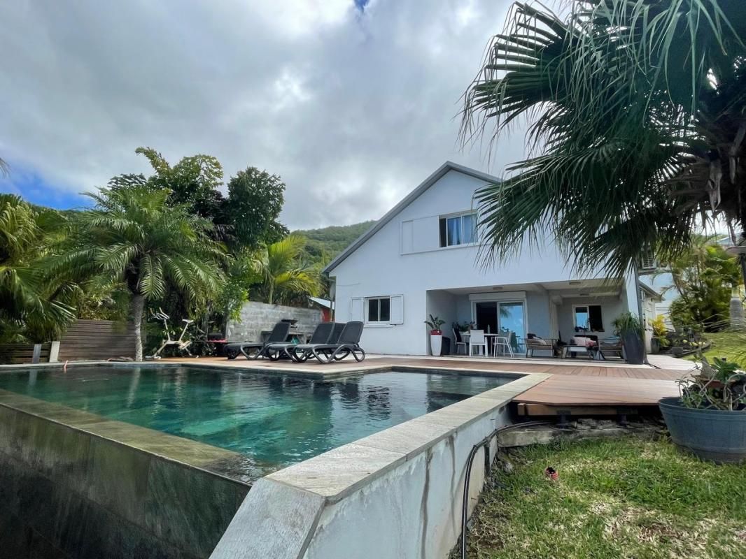 LES AVIRONS Maison F6 de 220 m² sur un terrain d'environ 1800 m² à RAVINE SECHE 1