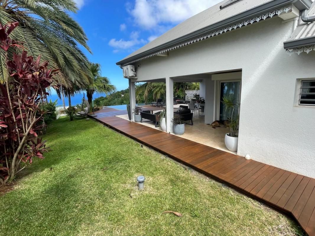 LES AVIRONS Maison F6 de 220 m² sur un terrain d'environ 1800 m² à RAVINE SECHE 2