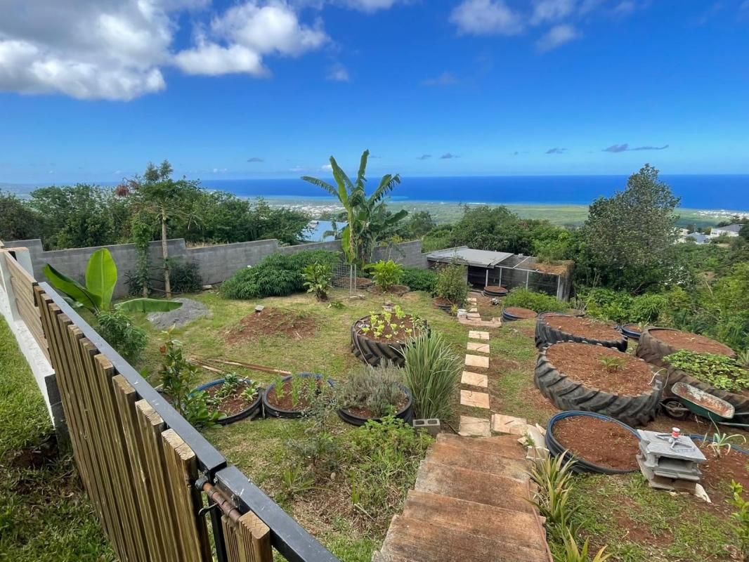 LES AVIRONS Maison F6 de 220 m² sur un terrain d'environ 1800 m² à RAVINE SECHE 3