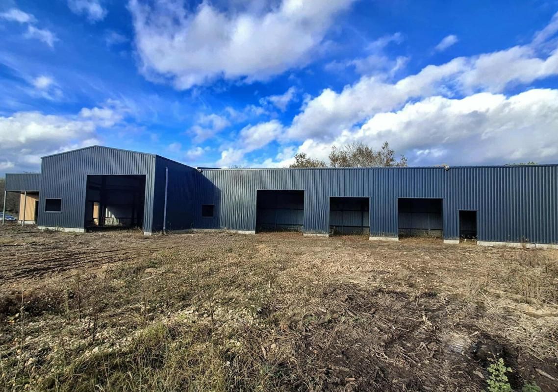 LARUSCADE Bâtiment de 660 m² sur grand terrain à Laruscade (33620) 3