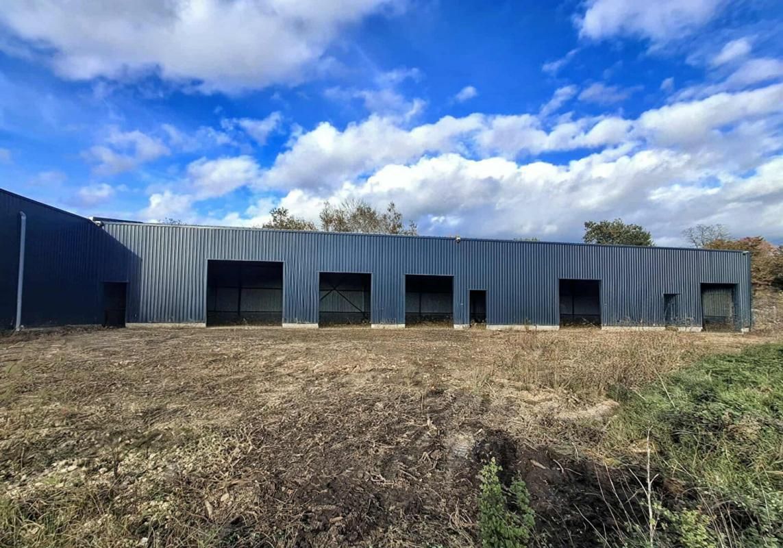 LARUSCADE Bâtiment de 660 m² sur grand terrain à Laruscade (33620) 4