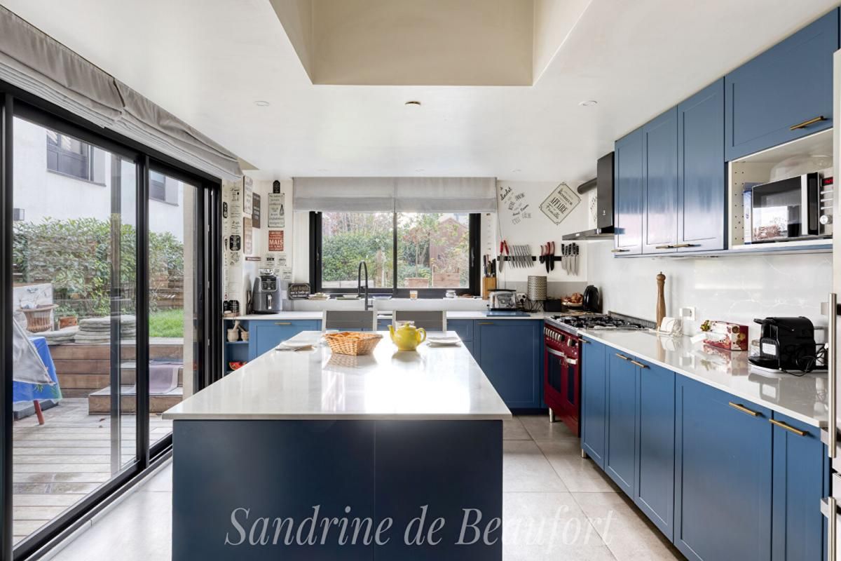 ASNIERES-SUR-SEINE Asnieres - Quartier des Philosophes. 184 m2 de plain pied - terrasse - jardin - parkings 4