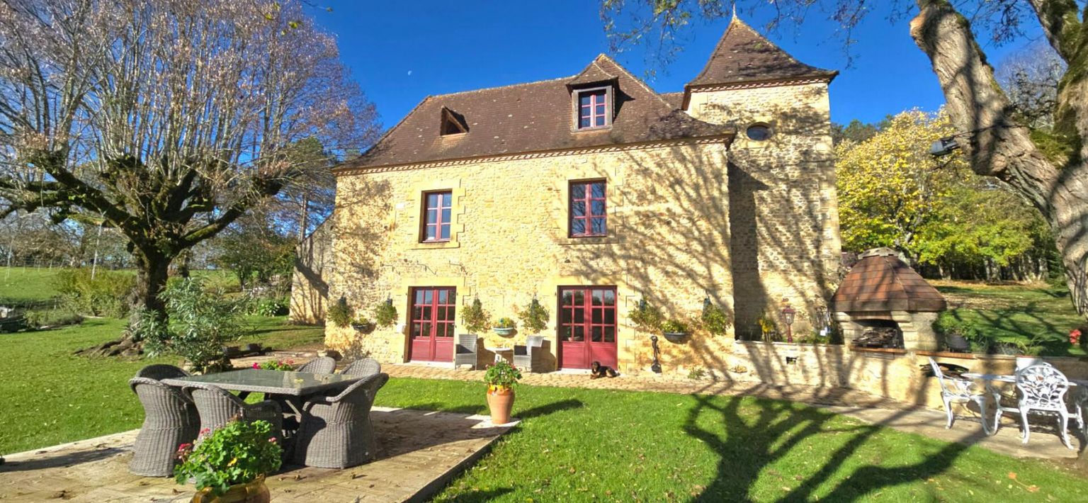 SAINTE-ALVERE Propriété en pierre, avec un gite, une piscine, des dépendances, sur un terrain proche de trois hectares 1