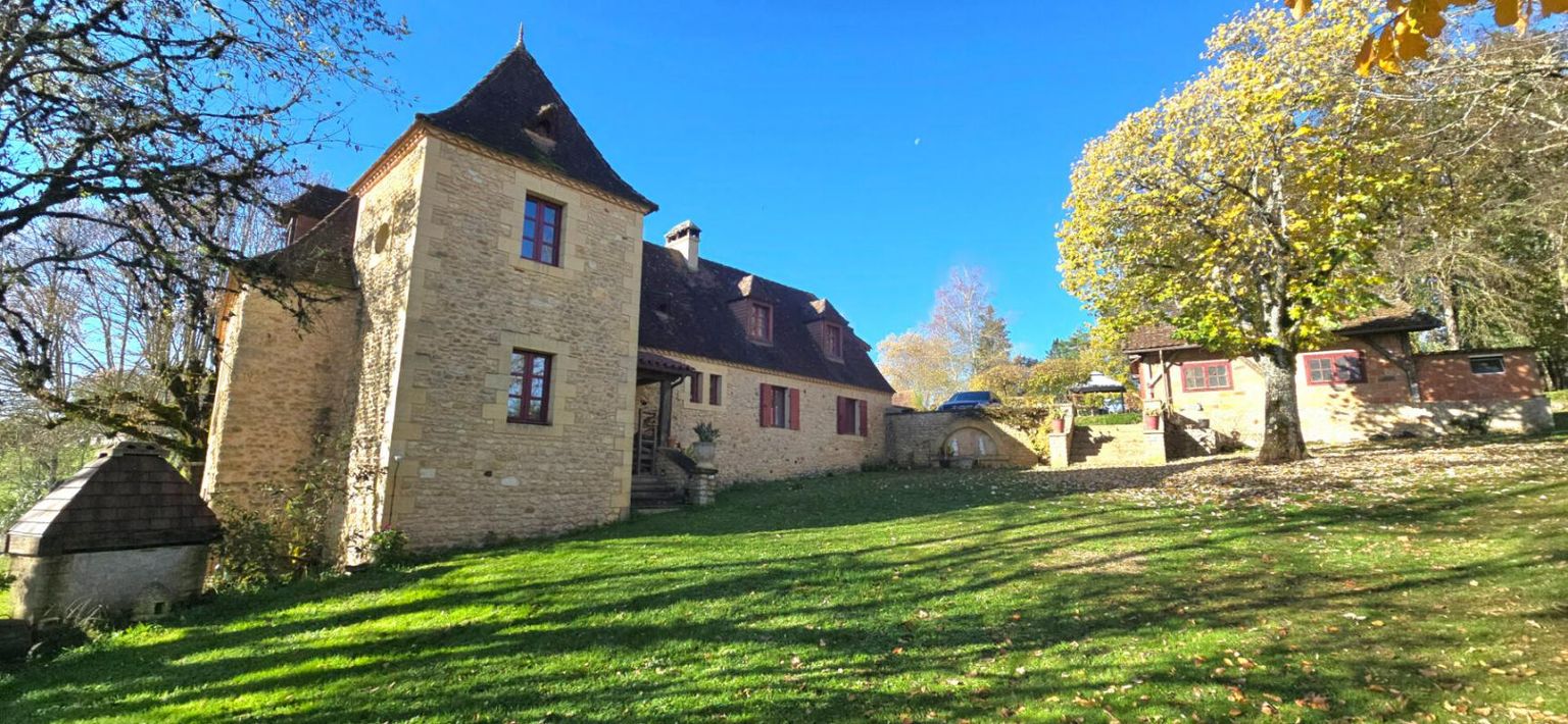 SAINTE-ALVERE Propriété en pierre, avec un gite, une piscine, des dépendances, sur un terrain proche de trois hectares 2