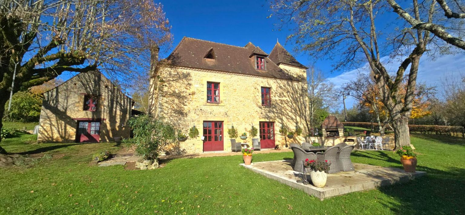 SAINTE-ALVERE Propriété en pierre, avec un gite, une piscine, des dépendances, sur un terrain proche de trois hectares 3