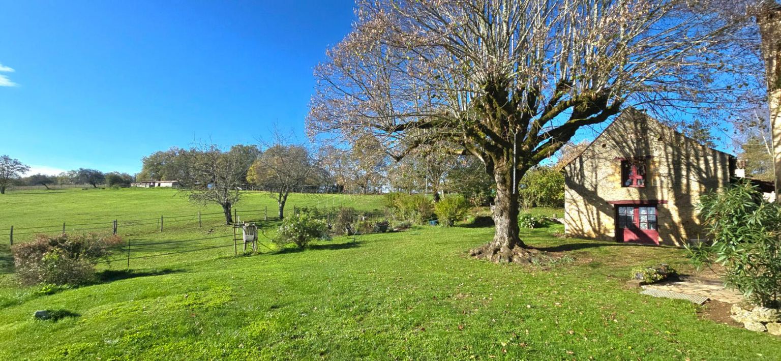 SAINTE-ALVERE Propriété en pierre, avec un gite, une piscine, des dépendances, sur un terrain proche de trois hectares 4