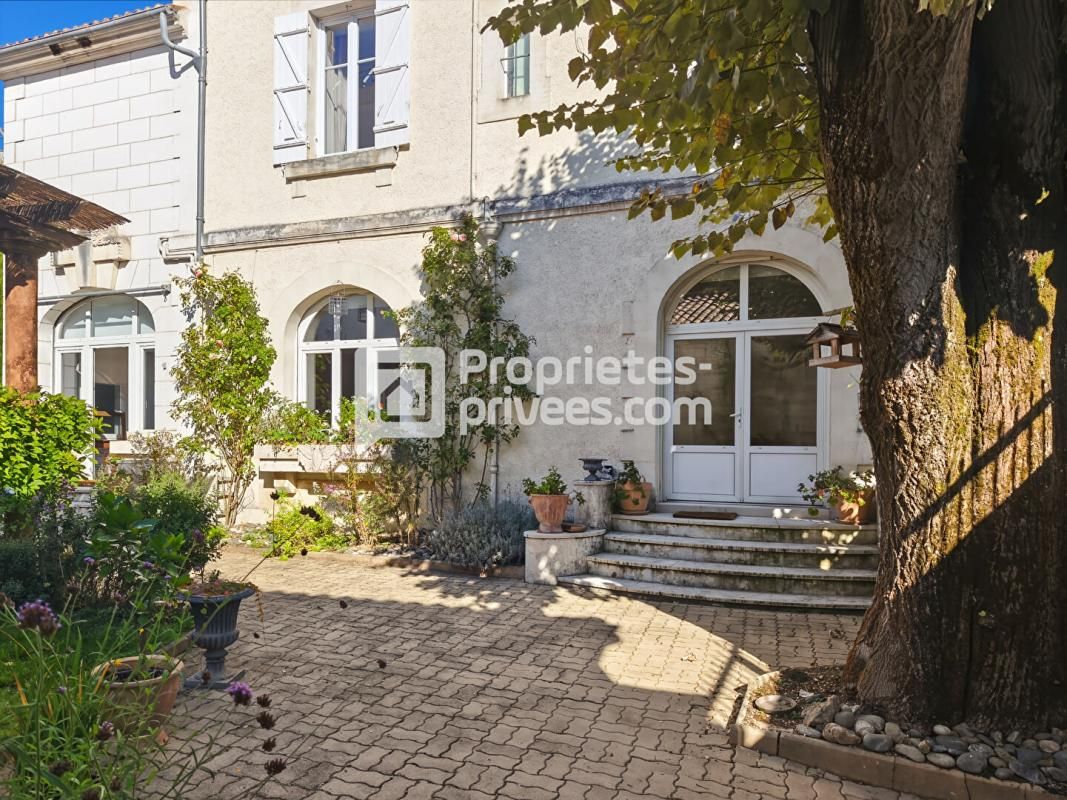 PERIGUEUX Superbe maison bourgeoise, en parfait état, double séjour, 4/5 chambres, jardin, garage 2