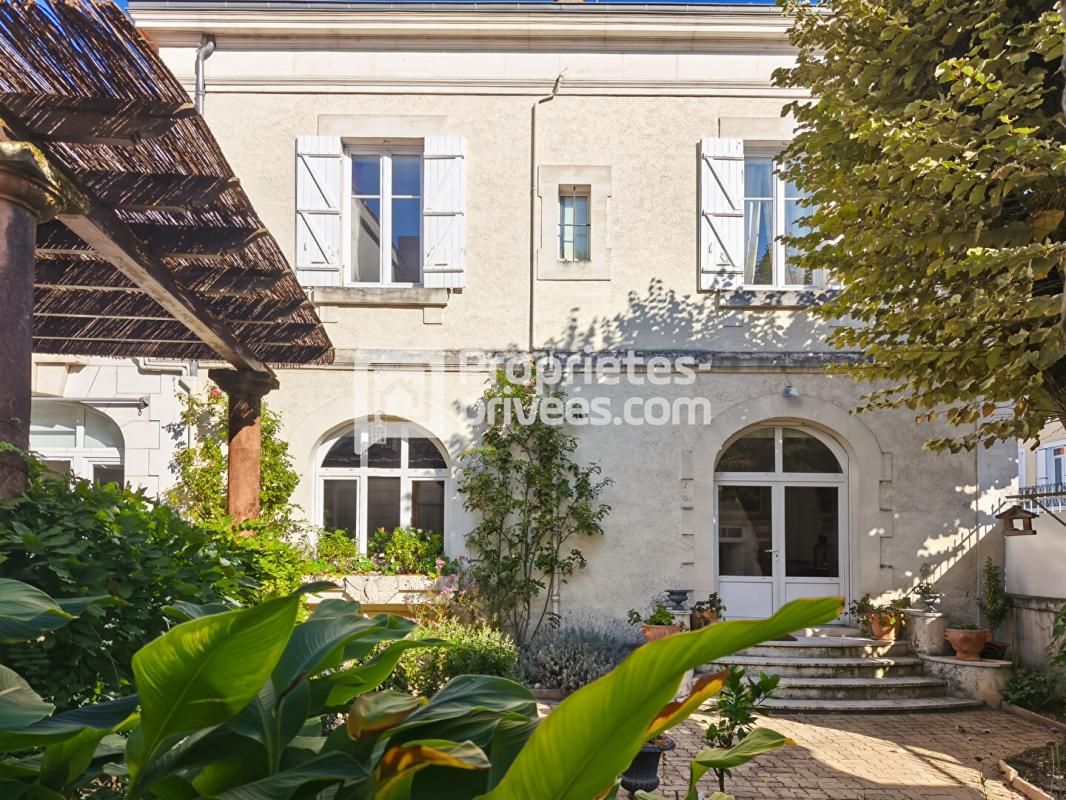 PERIGUEUX Superbe maison bourgeoise, en parfait état, double séjour, 4/5 chambres, jardin, garage 4
