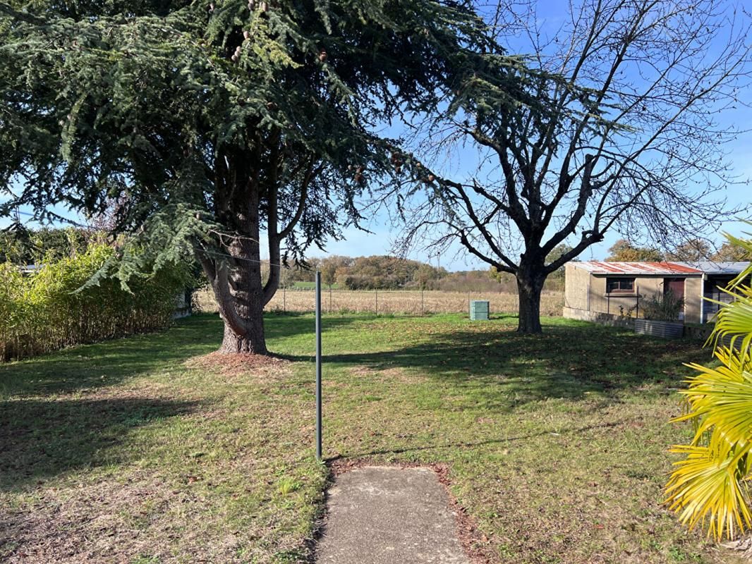 BRETTE-LES-PINS Proche commerces et école 2