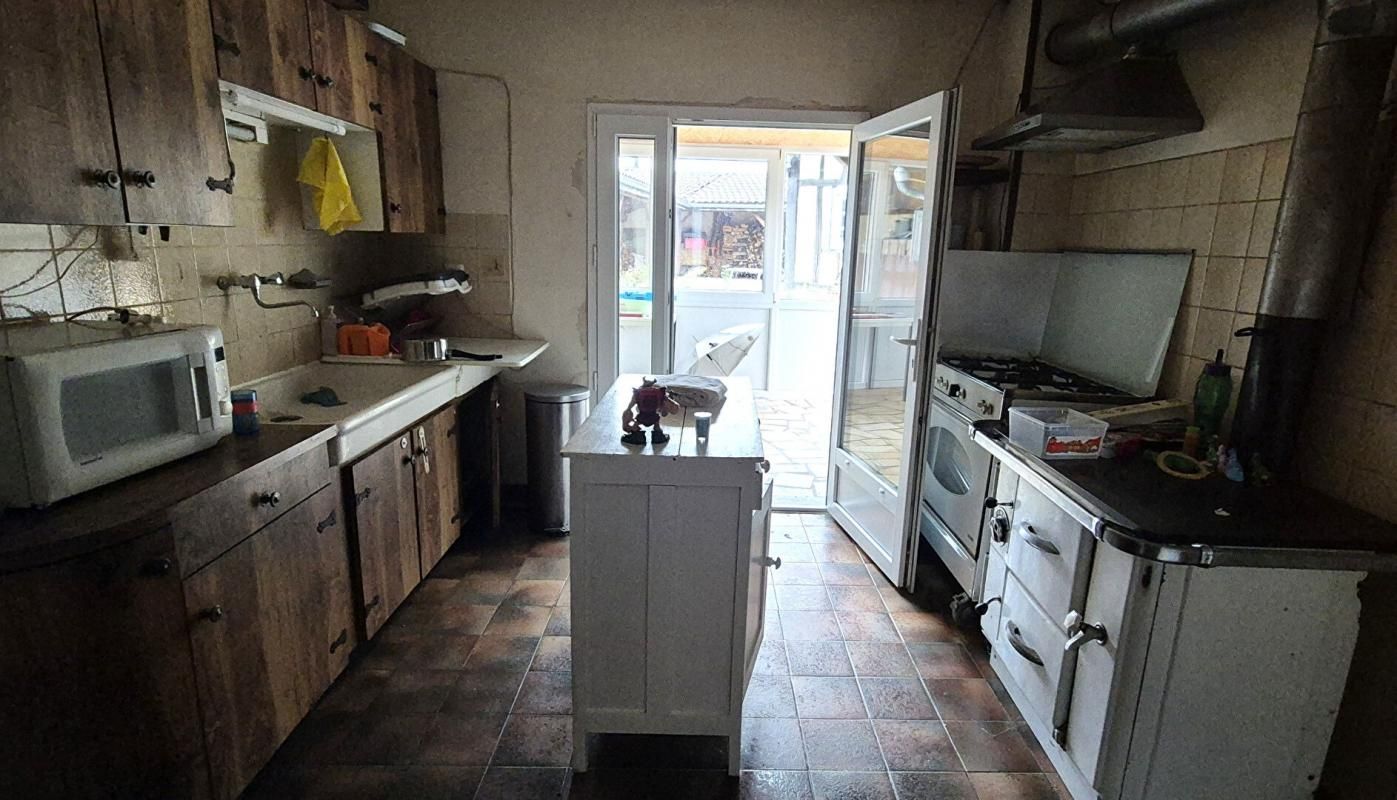 GIFFAUMONT-CHAMPAUBERT Belle Maison de Village et de Caractère style Champenois de 155 m² à Rénover et Façonner à votre Goût avec sa Cour sécurisée, Terrasse couverte, Garage et Grange de 125 m², Appentis, Bûcher et Terrain arboré de 973 m² 4