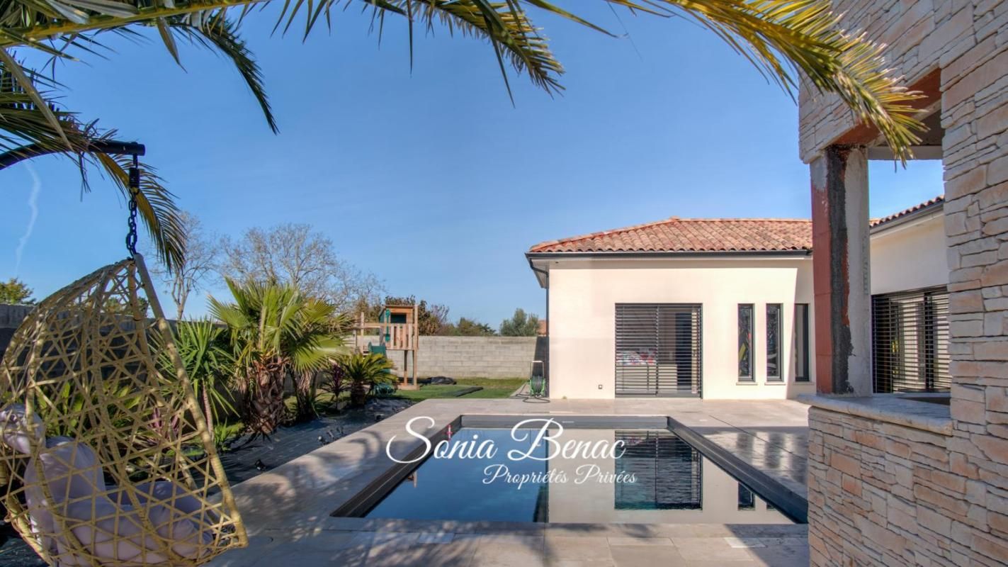 VILLA COMTEMPORAINE DE PLAIN PIED - T5 - PISCINE - POOL HOUSE - DOUBLE GARAGE - CARBONNE