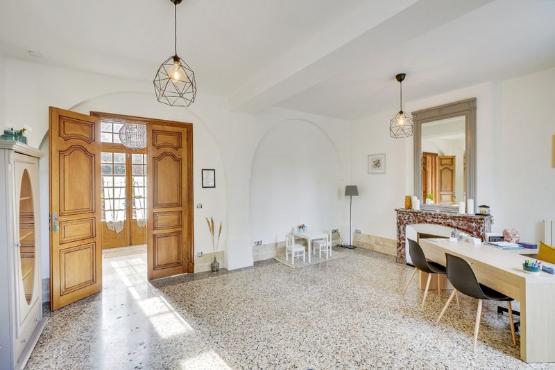 AVIGNON LE PONTET - MURS COMMERCIAUX LOUES, ENSEMBLE DE BUREAUX 151 m²                             310 000 4